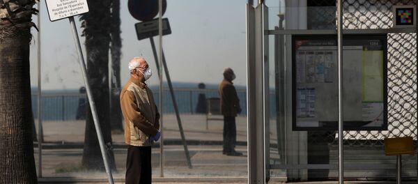 Un hombre mayor en mascarilla - Sputnik Mundo