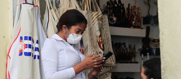 Una chica en mascarilla en Cuba Una chica en mascarilla en Cuba - Sputnik Mundo