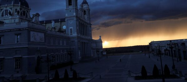 Una plaza vacía cerca de la catedral de La Almudena en Madrid  - Sputnik Mundo