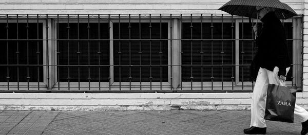 Una mujer con una bolsa de ZARA - Sputnik Mundo