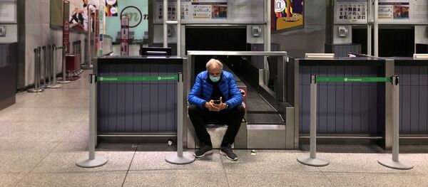 Un pasajero en el aeropuerto de Malaga, España (imagen referencial) Un pasajero en el aeropuerto de Malaga, España (imagen referencial) - Sputnik Mundo