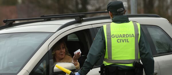 Guardia Civil explica a una mujer que no puede cruzar la frontera desde Francia en el País Vasco - Sputnik Mundo