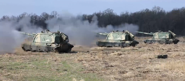 Los sistemas y obuses rusos miden sus fuerzas en duelos de artillería  - Sputnik Mundo