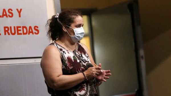 Una mujer con mascarilla en Argentina - Sputnik Mundo
