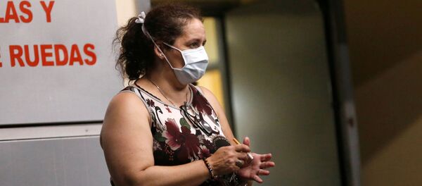 Una mujer con mascarilla en Argentina - Sputnik Mundo