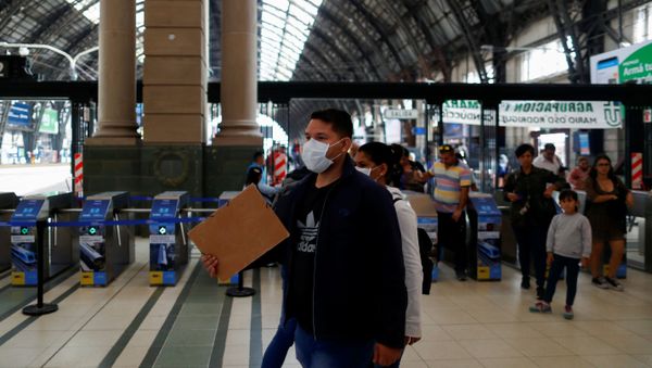Un hombre con mascarilla en la estación ferroviaria en Buenos Aires, Argentina Un hombre con mascarilla en la estación ferroviaria en Buenos Aires, Argentina - Sputnik Mundo