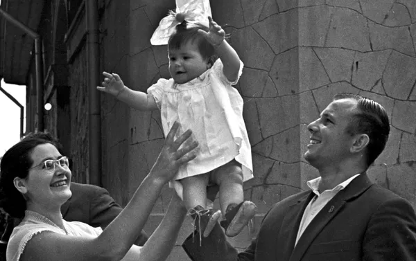 Valentina Gagárina junto a su esposo y su hija Gálochka Valentina Gagárina junto a su esposo y su hija Gálochka - Sputnik Mundo