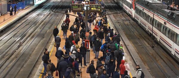 Aglomeraciones en la mayor estación de España pese al estado de alarma - Sputnik Mundo