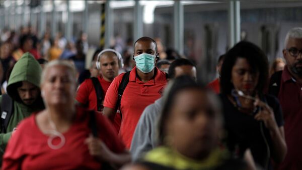 Un hombre en mascarilla en Río de Janeiro, Brasil (archivo) - Sputnik Mundo