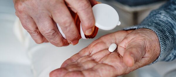 Hombre tomando pastillas - Sputnik Mundo