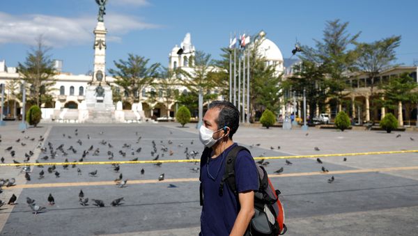 Un hombre en El Salavdor durante el brote de coronavirus en el mundo Un hombre en El Salavdor durante el brote de coronavirus en el mundo - Sputnik Mundo