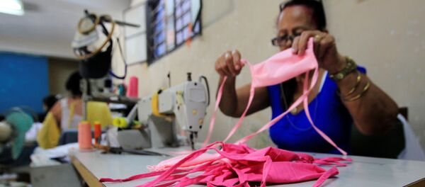 Una mujer con mascarilla en Cuba - Sputnik Mundo