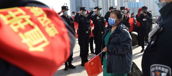 La Policía saluda a los médicos en China - Sputnik Mundo