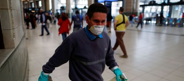 Un hombre en mascarilla en Buenos Aires - Sputnik Mundo