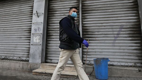 Un hombre con mascarilla - Sputnik Mundo