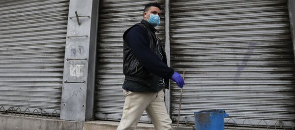 Un hombre con mascarilla Un hombre con mascarilla - Sputnik Mundo