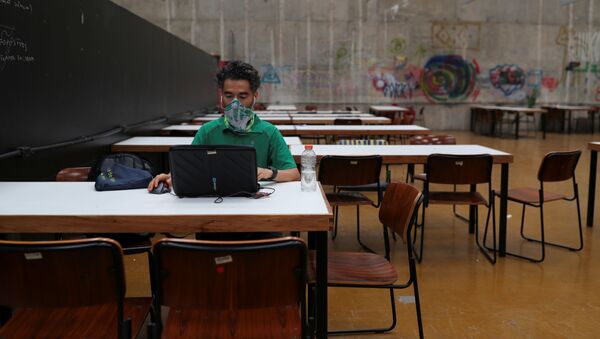 Un estudiante con una mascarilla - Sputnik Mundo