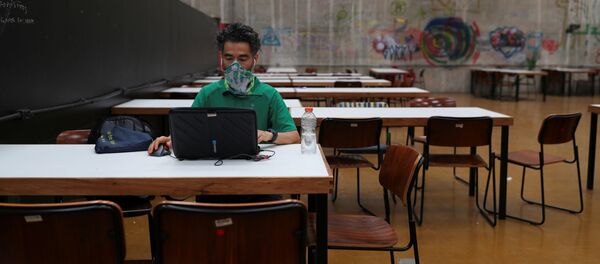 Un estudiante con una mascarilla - Sputnik Mundo