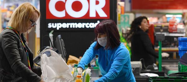 Cajera atendiendo a una clienta en un supermercado de Madrid - Sputnik Mundo