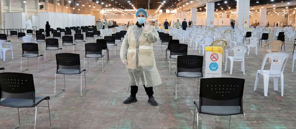 Un hombre con mascarilla - Sputnik Mundo