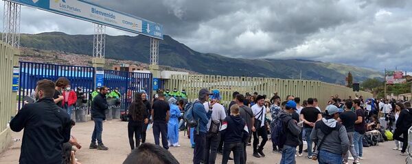 Pasajeros varados fuera del aeropuerto de Cusco, Perú  - Sputnik Mundo