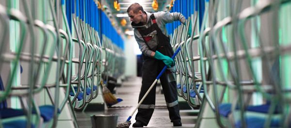Un empleado frega el suelo en un tren del metro de Moscú - Sputnik Mundo