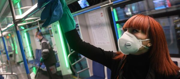 Una empleada desinfecta un tren del metro de Moscú  - Sputnik Mundo