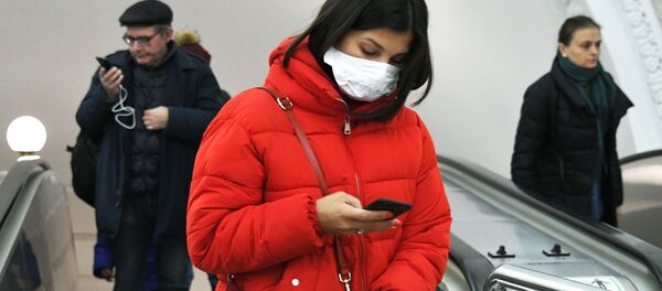 Una mujer en mascarilla en el metro de Moscú Una mujer en mascarilla en el metro de Moscú - Sputnik Mundo