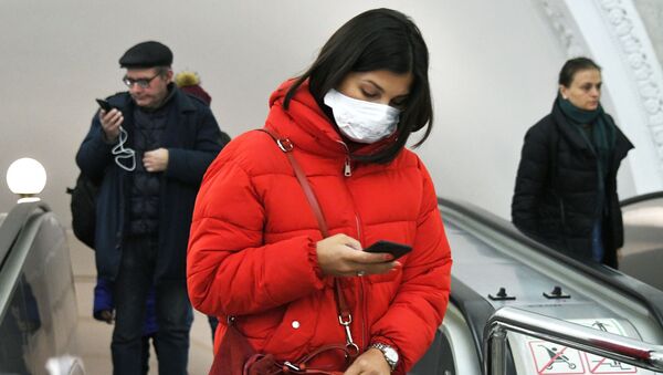 Una mujer en mascarilla en el metro de Moscú - Sputnik Mundo