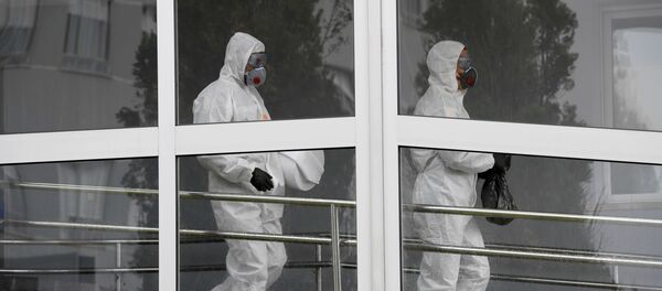 Miembros de la Unidad Militar de Emergencias durante el brote de coronavirus en España - Sputnik Mundo