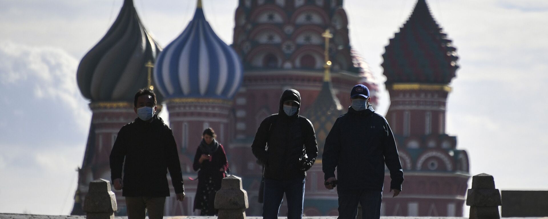 Unas personas con mascarillas en la Plaza Roja en Moscú - Sputnik Mundo, 1920, 14.12.2023