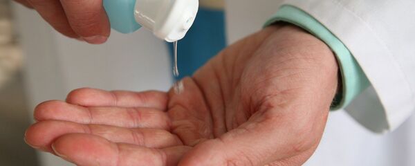 Un líquido desinfectante para manos (imagen referencial) - Sputnik Mundo