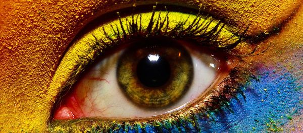 Ojo maquillado de diferentes colores Ojo maquillado de diferentes colores - Sputnik Mundo
