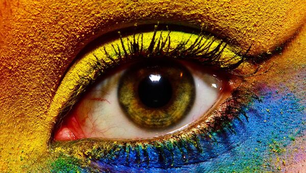 Ojo maquillado de diferentes colores - Sputnik Mundo