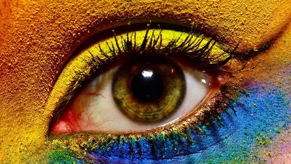 Ojo maquillado de diferentes colores - Sputnik Mundo