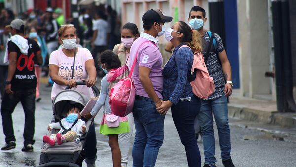 La gente en mascarillas - Sputnik Mundo