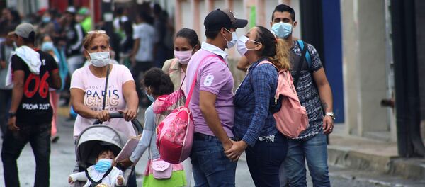 La gente en mascarillas - Sputnik Mundo