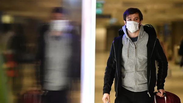 Un hombre en mascarilla - Sputnik Mundo