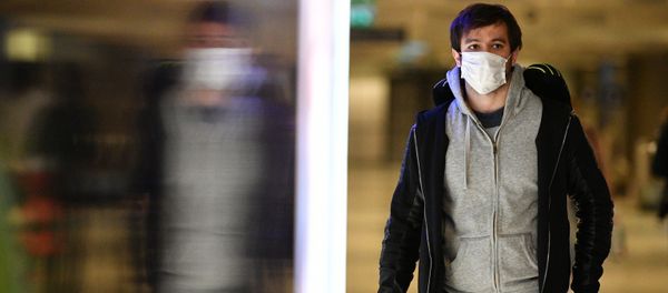 Un hombre en mascarilla Un hombre en mascarilla - Sputnik Mundo
