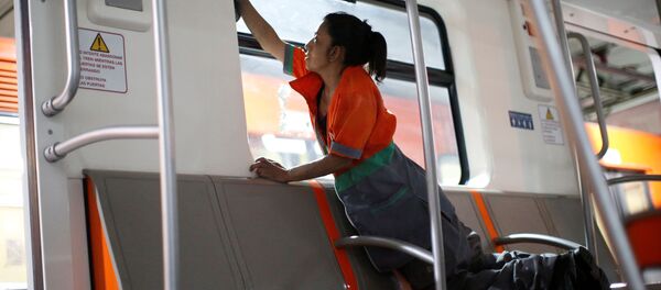 Desinfección en el metro de México Desinfección en el metro de México - Sputnik Mundo