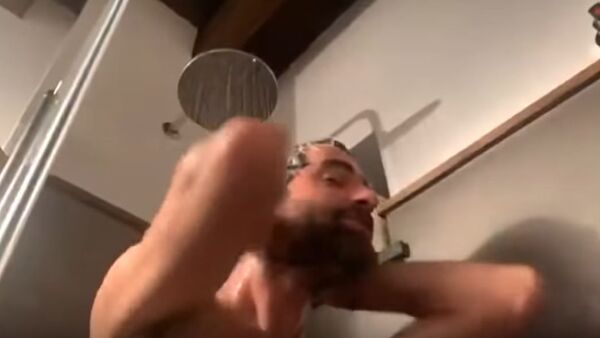Cantante catalán bajo la ducha - Sputnik Mundo