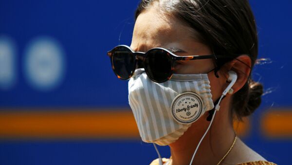 Una chica con mascarilla en Colombia - Sputnik Mundo