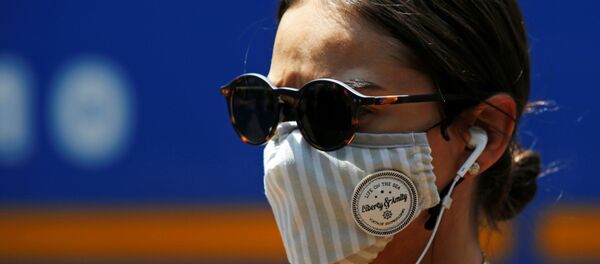 Una chica con mascarilla en Colombia - Sputnik Mundo