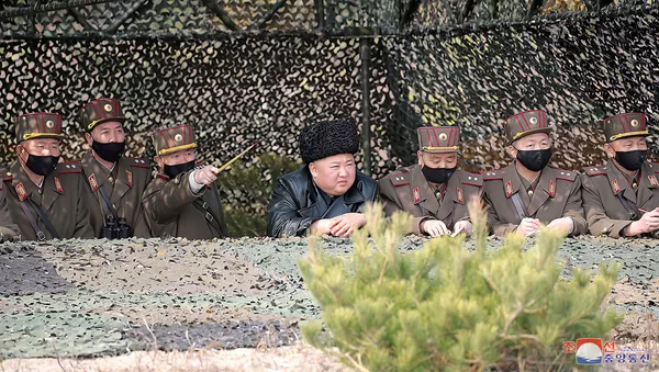 El líder de Corea del Norte, Kim Jong-un, observa los ejercicios militares
