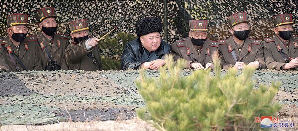 El líder de Corea del Norte, Kim Jong-un, observa los ejercicios militares - Sputnik Mundo