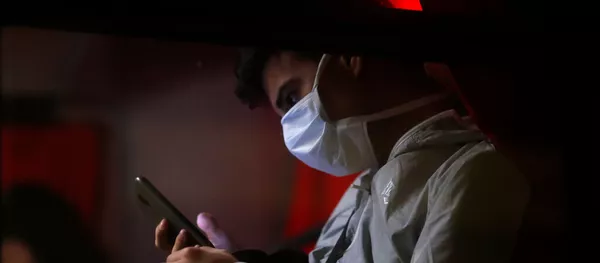 Un chico en mascarilla (imagen referencial) Un chico en mascarilla (imagen referencial) - Sputnik Mundo