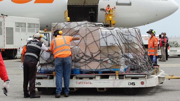 La llegada de la ayuda humanitaria de República Popular China para combatir el virus COVID-19 - Sputnik Mundo