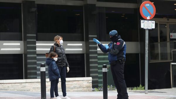 La gente en mascarillas en España - Sputnik Mundo