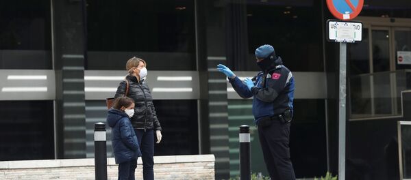 La gente en mascarillas en España - Sputnik Mundo