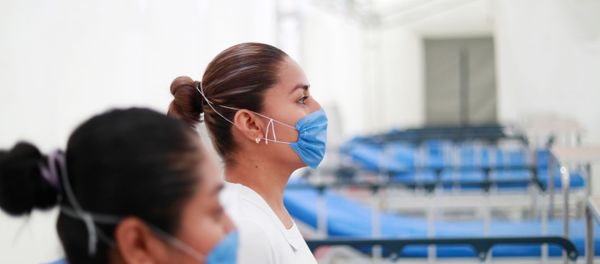 Unas mujeres en mascarillas Unas mujeres en mascarillas - Sputnik Mundo